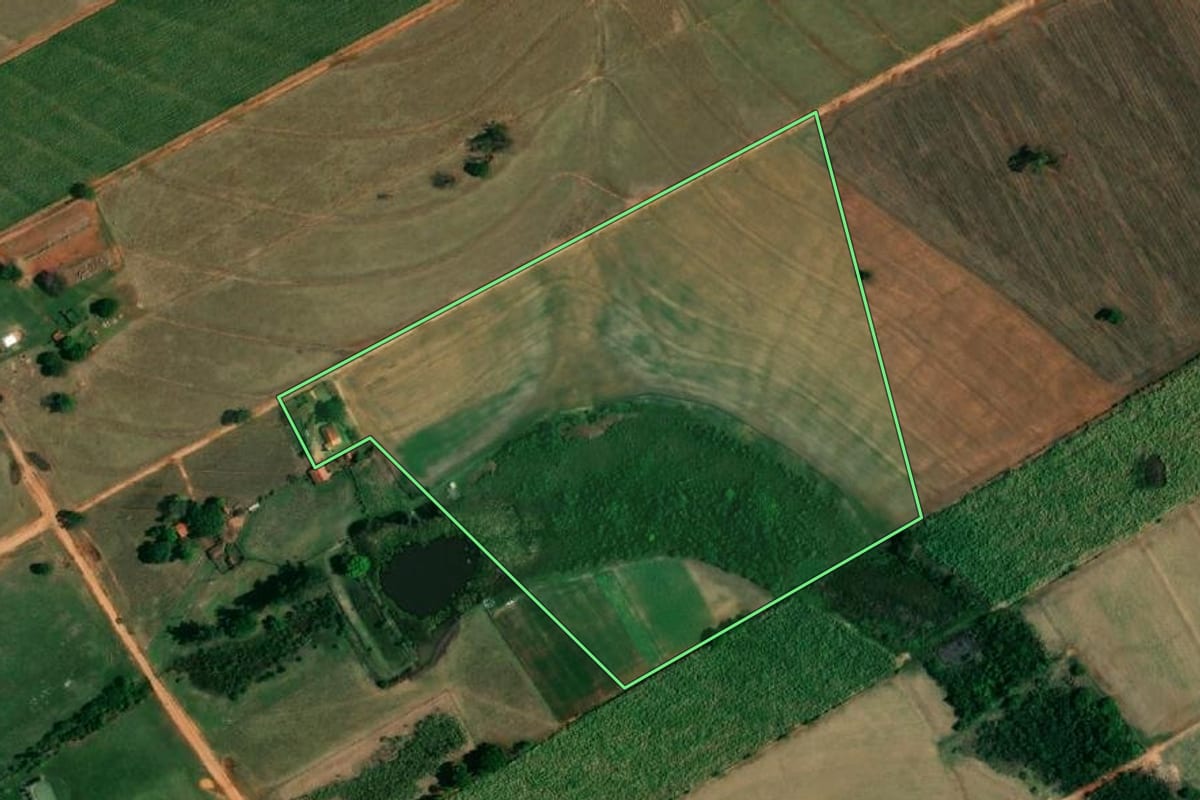 Imagem de satélite do imóvel rural em Coroados (SP), com o contorno declarado no CAR desenhado por cima.