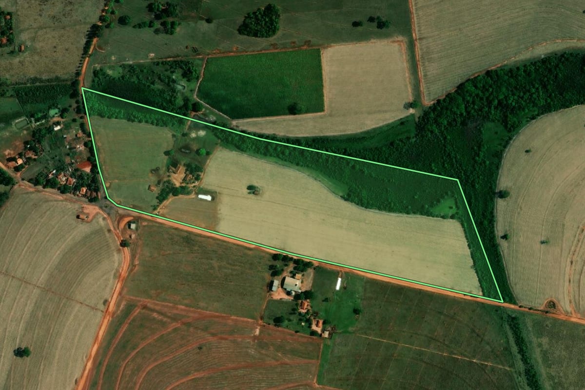 Imagem de satélite do imóvel rural em Coroados (SP), com o contorno declarado no CAR desenhado por cima.