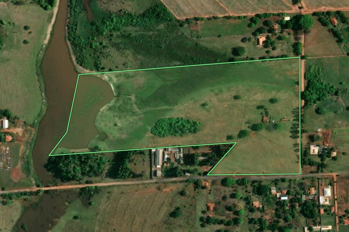 Imagem de satélite do imóvel rural em Coroados (SP), com o contorno declarado no CAR desenhado por cima.