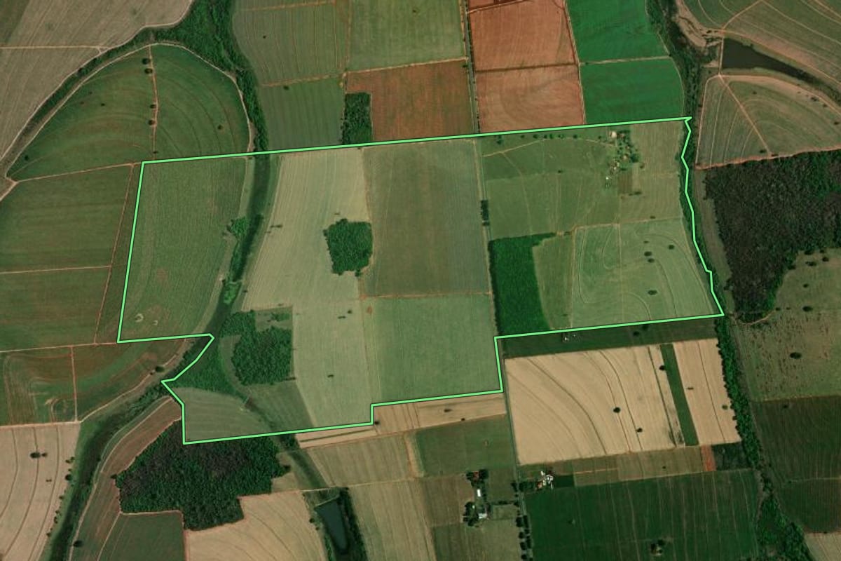 Imagem de satélite do imóvel rural em Coroados (SP), com o contorno declarado no CAR desenhado por cima.
