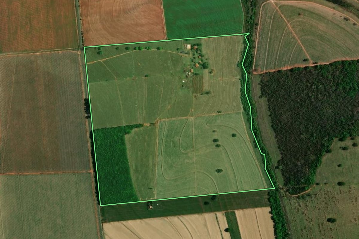 Imagem de satélite do imóvel rural em Coroados (SP), com o contorno declarado no CAR desenhado por cima.