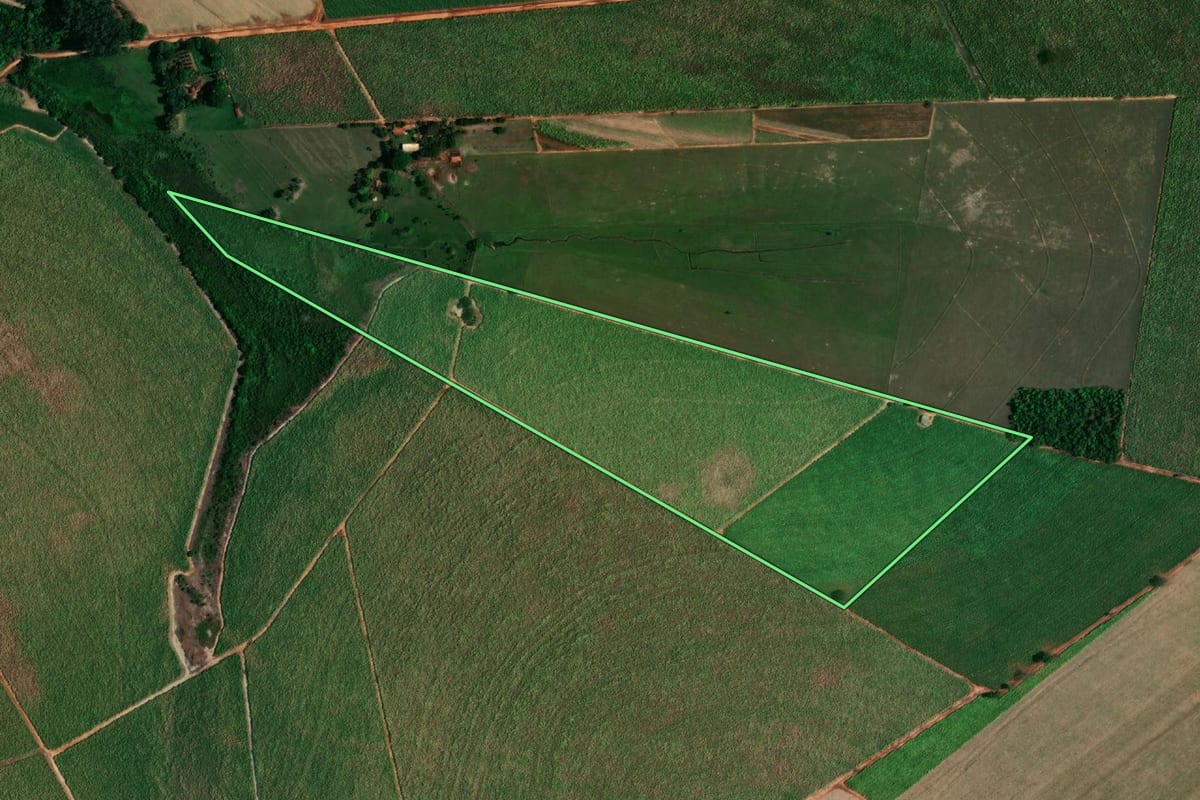 Imagem de satélite do imóvel rural em Coroados (SP), com o contorno declarado no CAR desenhado por cima.