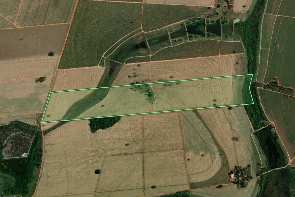 Imagem de satélite do imóvel rural em Coroados (SP), com o contorno declarado no CAR desenhado por cima.