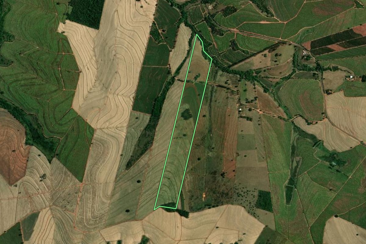 Imagem de satélite do imóvel rural em Coroados (SP), com o contorno declarado no CAR desenhado por cima.