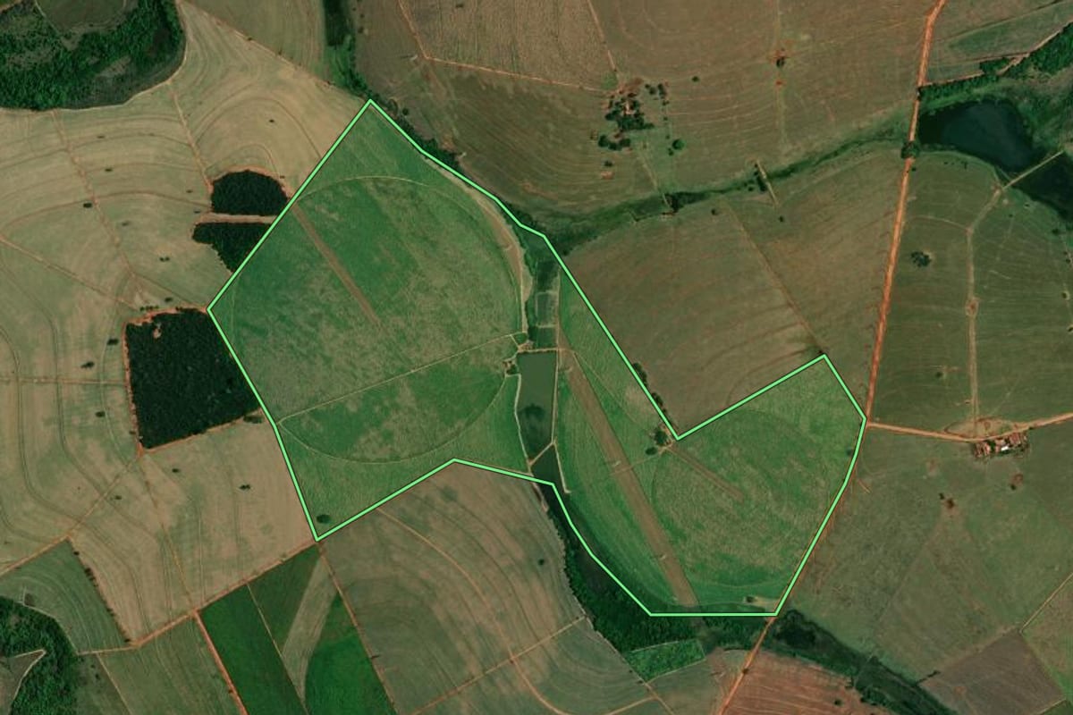 Imagem de satélite do imóvel rural em Coroados (SP), com o contorno declarado no CAR desenhado por cima.