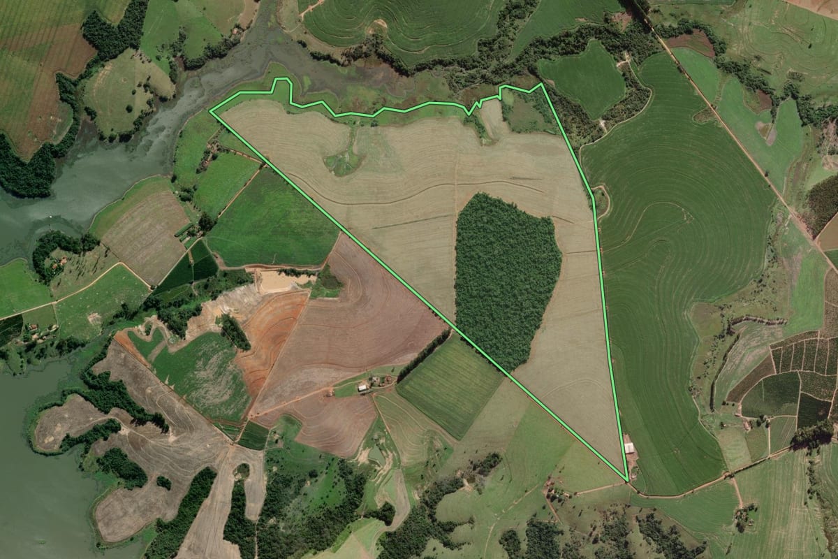 Imagem de satélite do imóvel rural em Coronel Macedo (SP), com o contorno declarado no CAR desenhado por cima.