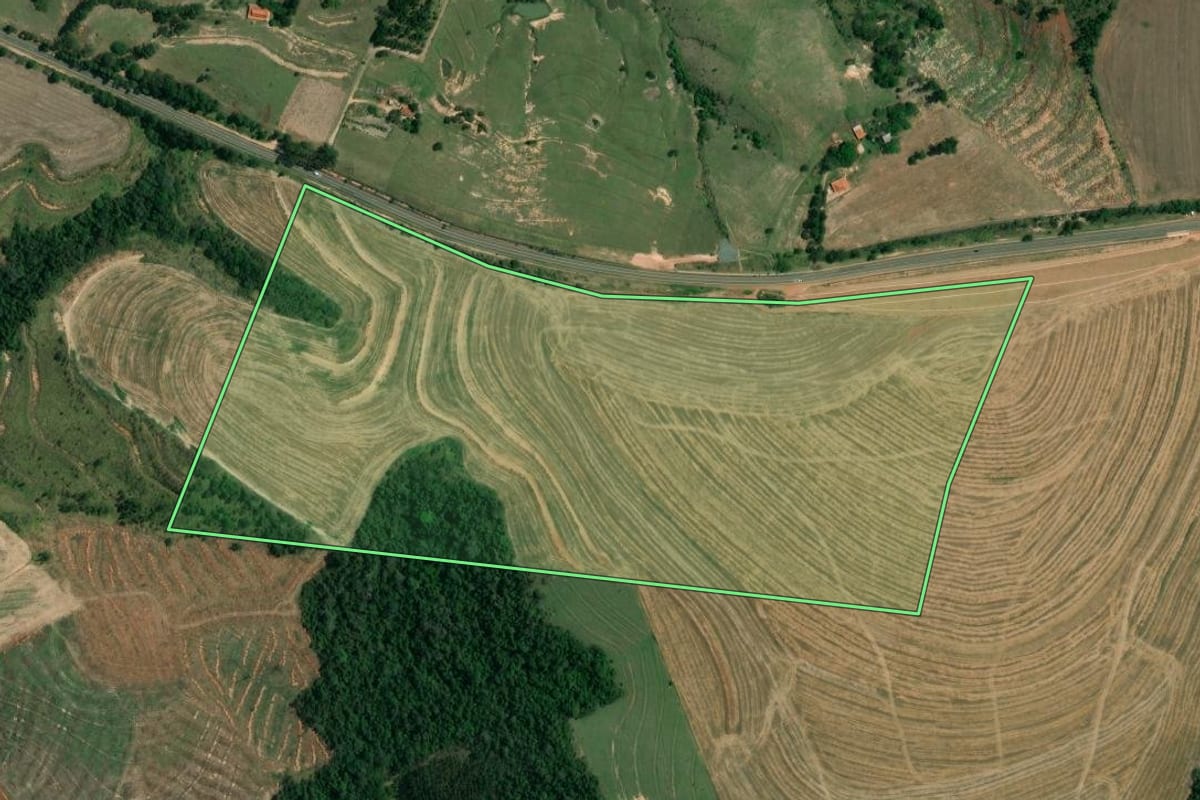 Imagem de satélite do imóvel rural em Coronel Macedo (SP), com o contorno declarado no CAR desenhado por cima.