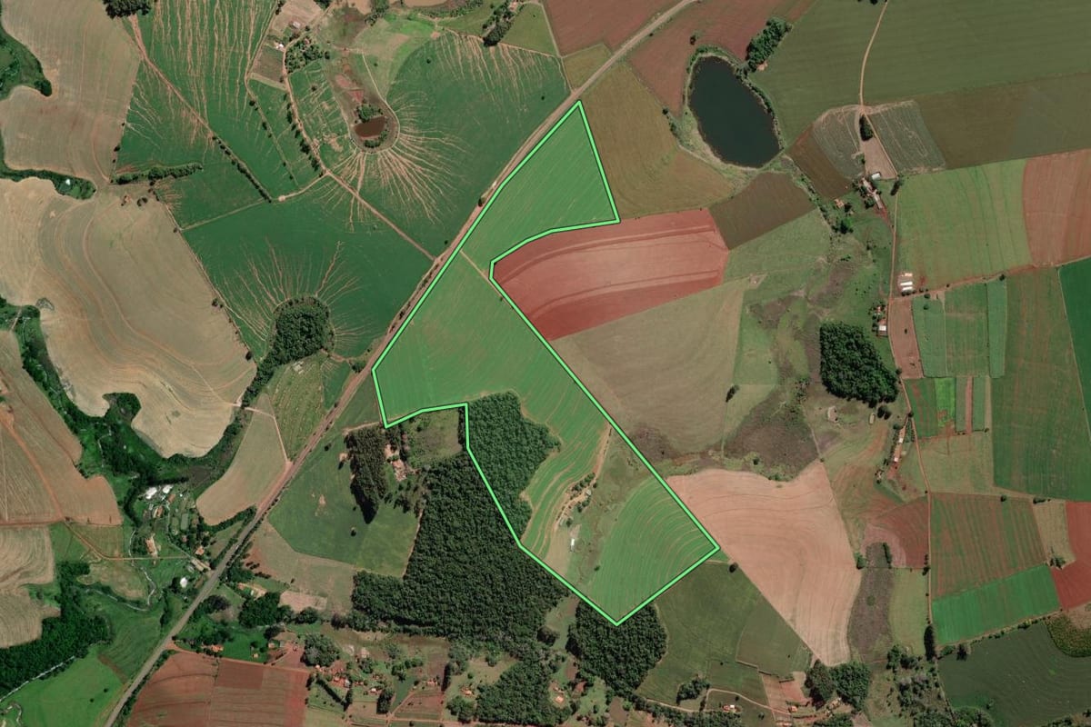 Imagem de satélite do imóvel rural em Coronel Macedo (SP), com o contorno declarado no CAR desenhado por cima.