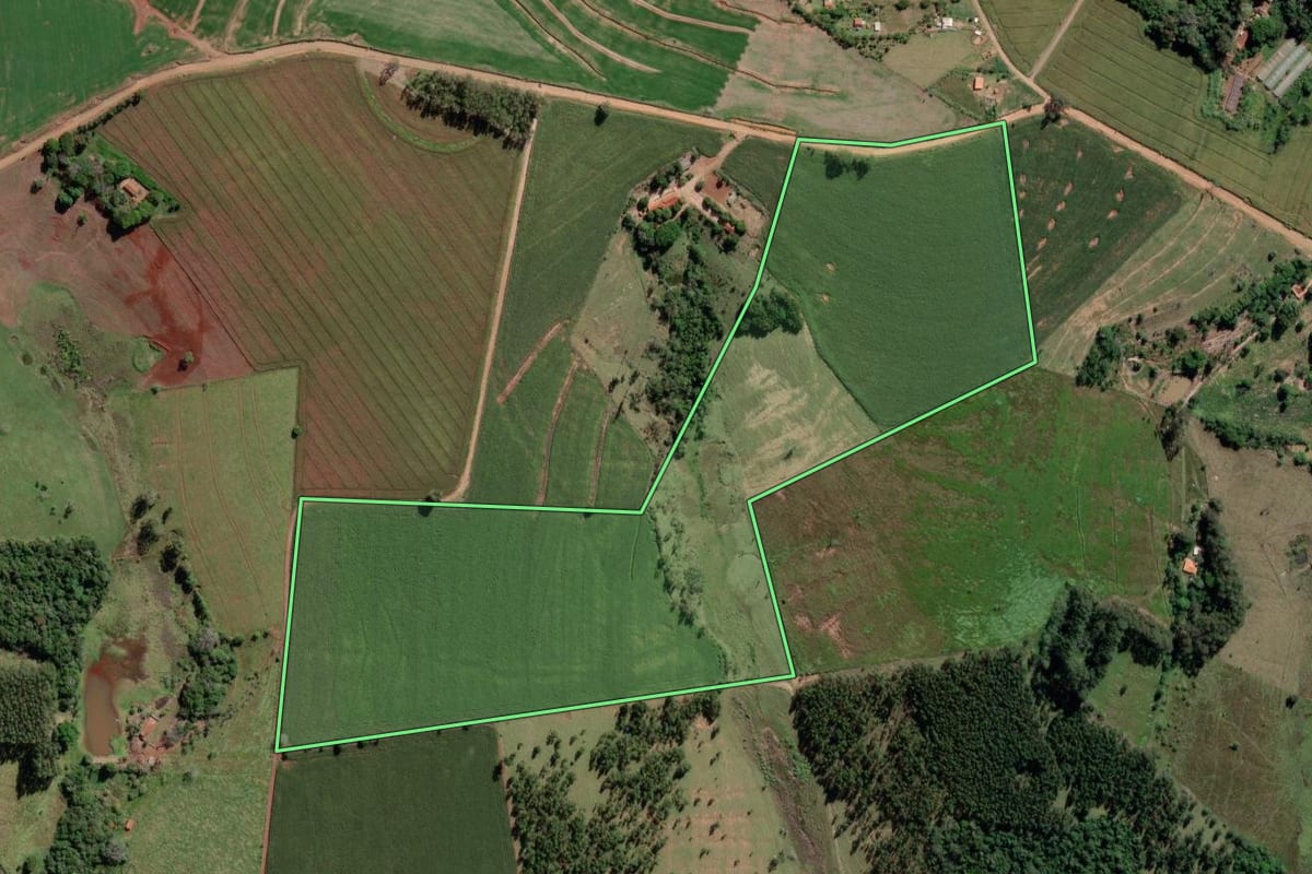 Imagem de satélite do imóvel rural em Coronel Macedo (SP), com o contorno declarado no CAR desenhado por cima.
