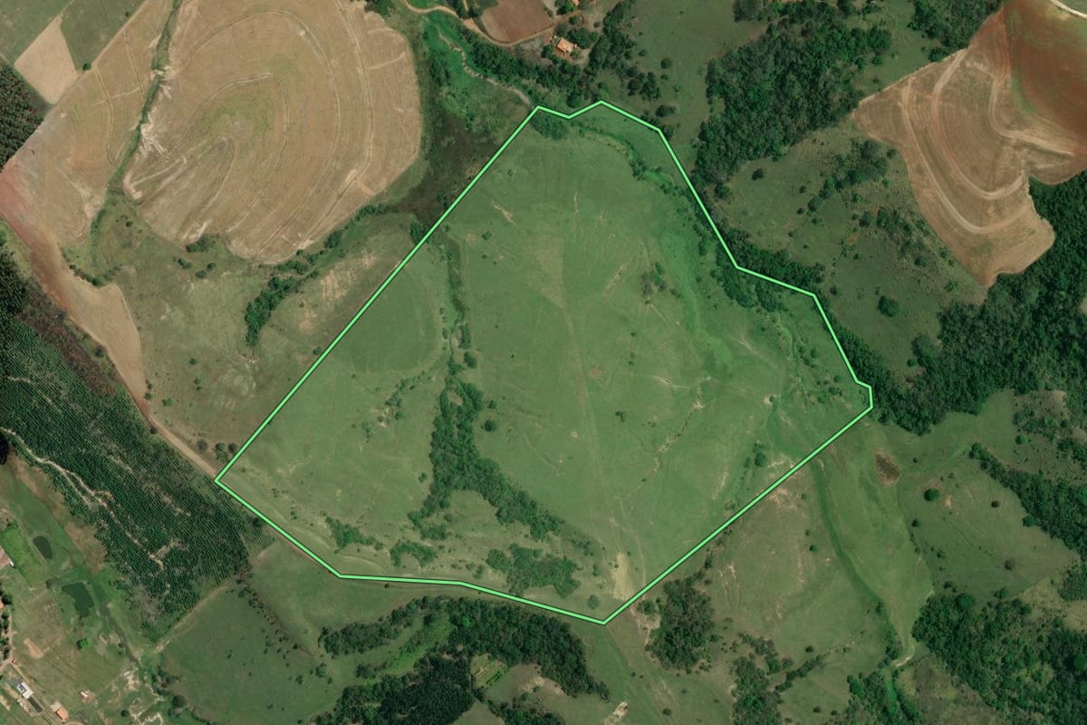 Imagem de satélite do imóvel rural em Coronel Macedo (SP), com o contorno declarado no CAR desenhado por cima.