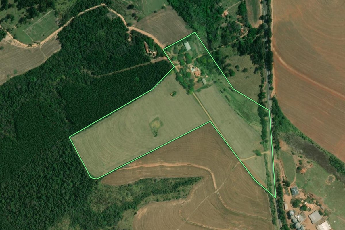 Imagem de satélite do imóvel rural em Coronel Macedo (SP), com o contorno declarado no CAR desenhado por cima.