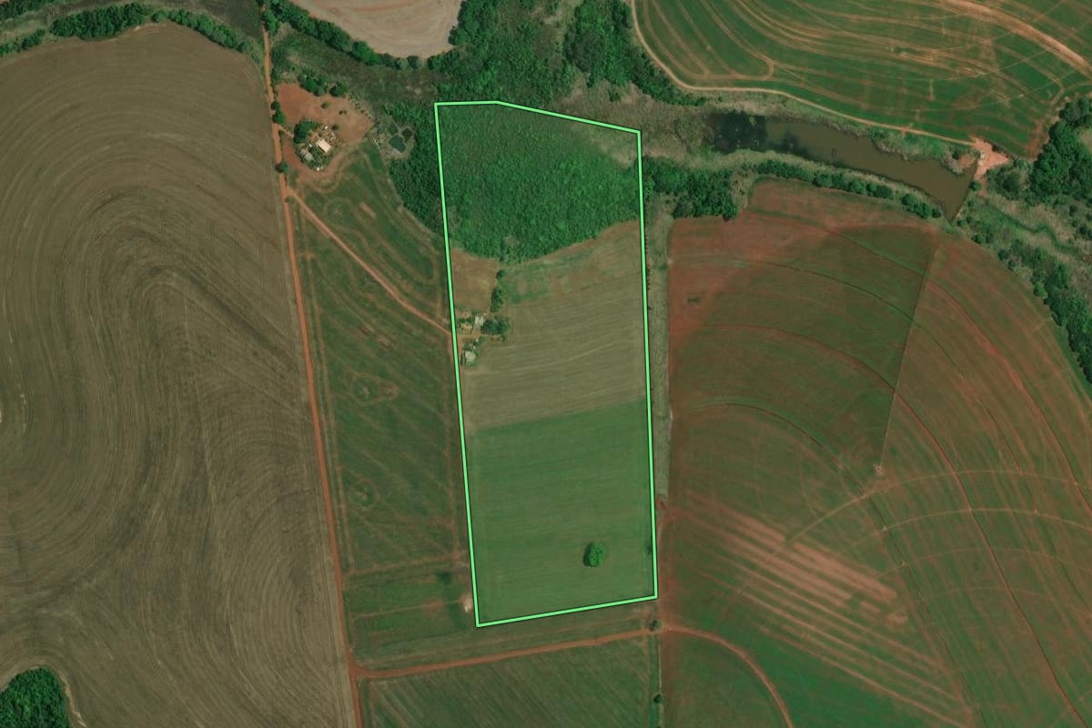 Imagem de satélite do imóvel rural em Coronel Macedo (SP), com o contorno declarado no CAR desenhado por cima.