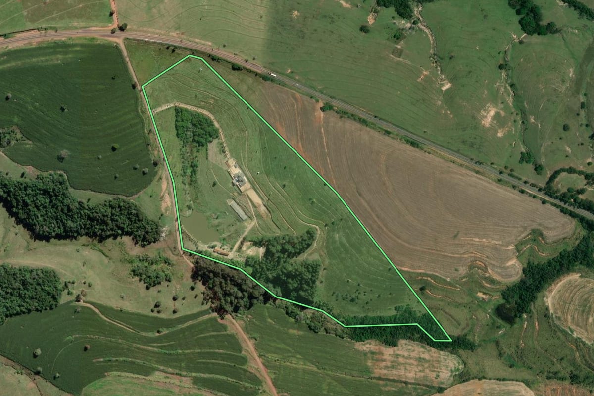 Imagem de satélite do imóvel rural em Coronel Macedo (SP), com o contorno declarado no CAR desenhado por cima.