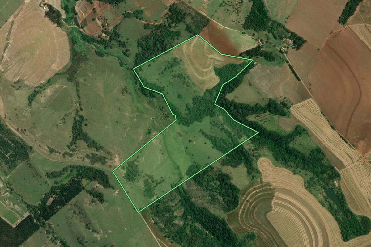 Imagem de satélite do imóvel rural em Coronel Macedo (SP), com o contorno declarado no CAR desenhado por cima.