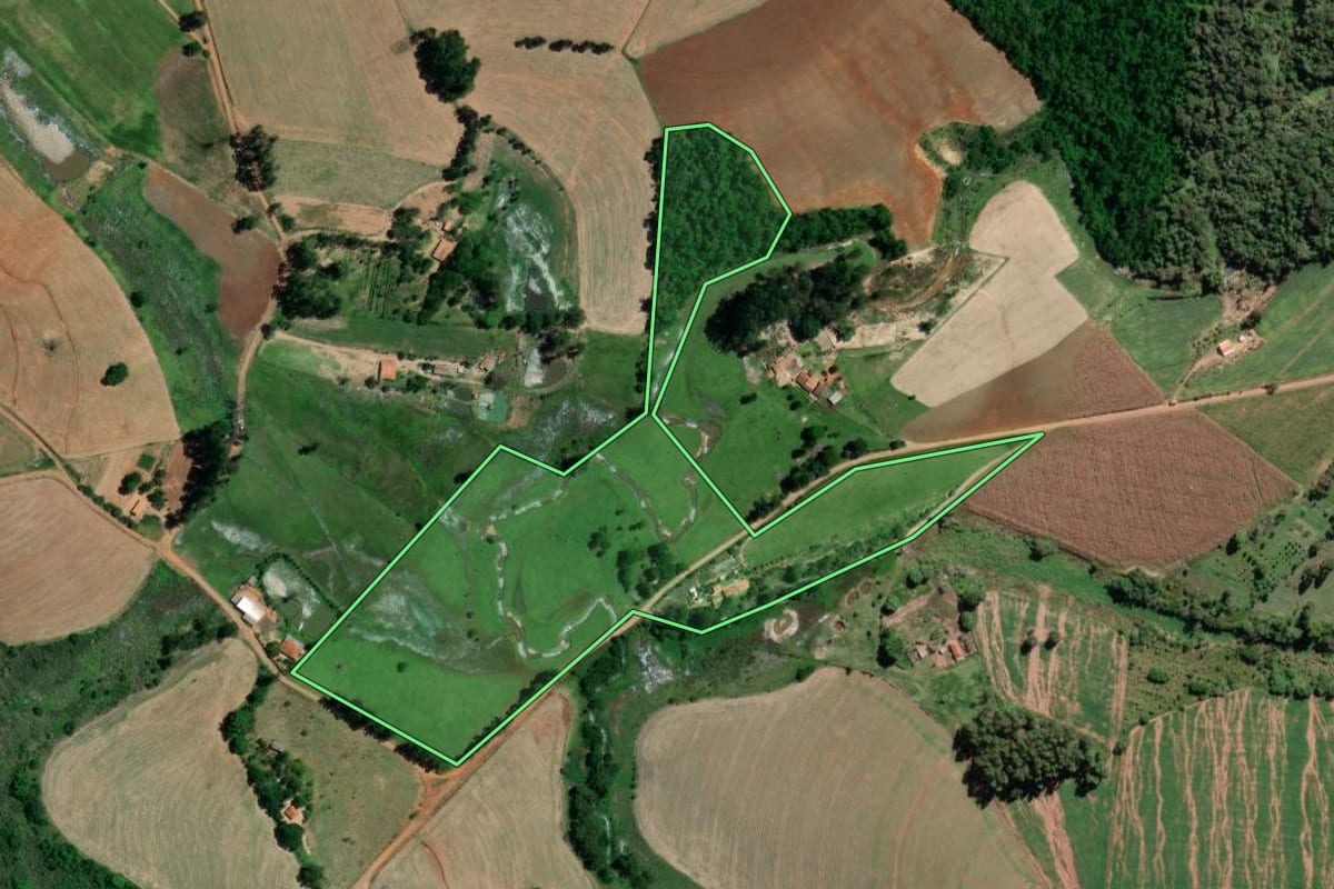 Imagem de satélite do imóvel rural em Coronel Macedo (SP), com o contorno declarado no CAR desenhado por cima.