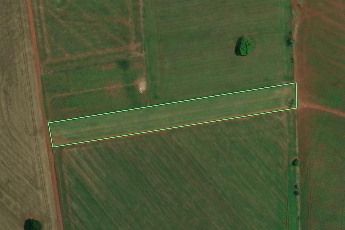 Imagem de satélite do imóvel rural em Coronel Macedo (SP), com o contorno declarado no CAR desenhado por cima.