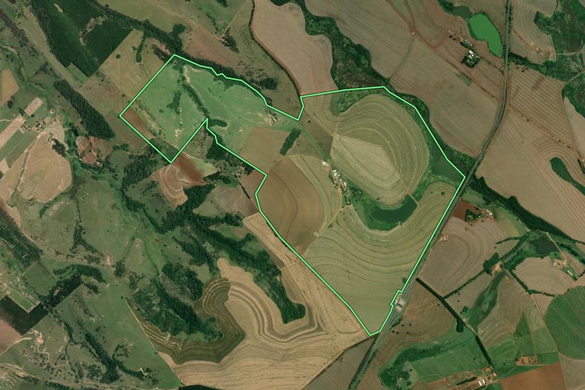 Imagem de satélite do imóvel rural em Coronel Macedo (SP), com o contorno declarado no CAR desenhado por cima.