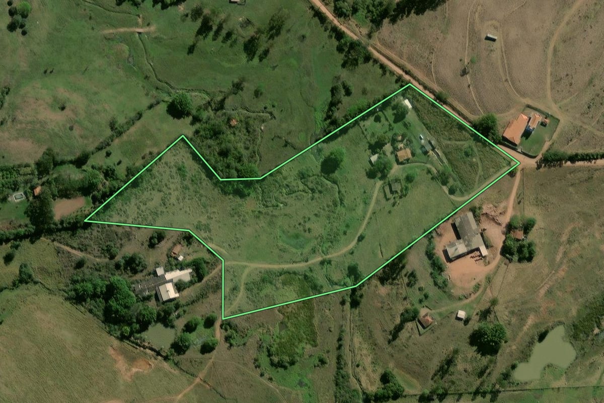 Imagem de satélite do imóvel rural em Corumbataí (SP), com o contorno declarado no CAR desenhado por cima.