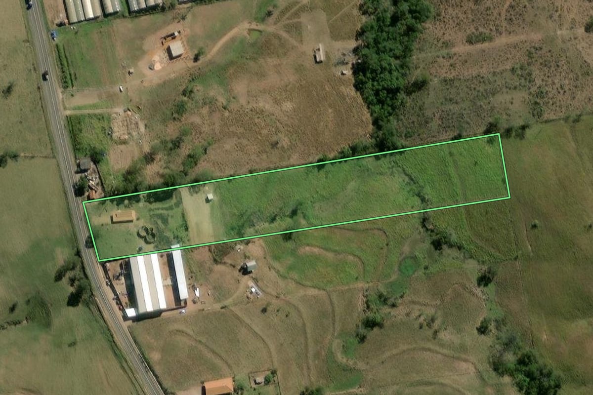 Imagem de satélite do imóvel rural em Corumbataí (SP), com o contorno declarado no CAR desenhado por cima.