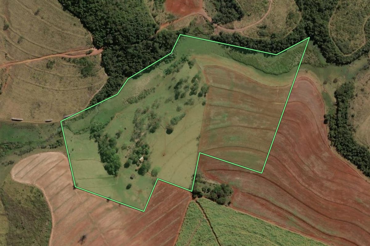 Imagem de satélite do imóvel rural em Corumbataí (SP), com o contorno declarado no CAR desenhado por cima.
