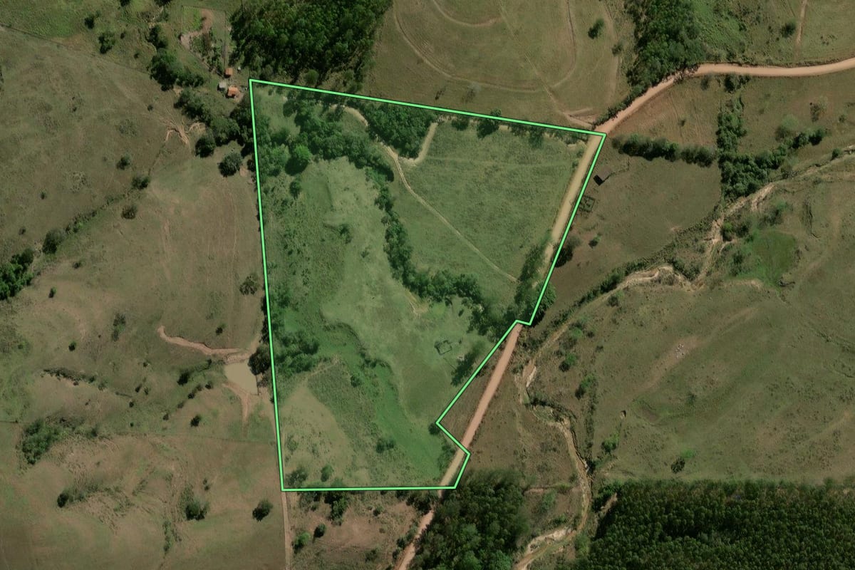 Imagem de satélite do imóvel rural em Corumbataí (SP), com o contorno declarado no CAR desenhado por cima.