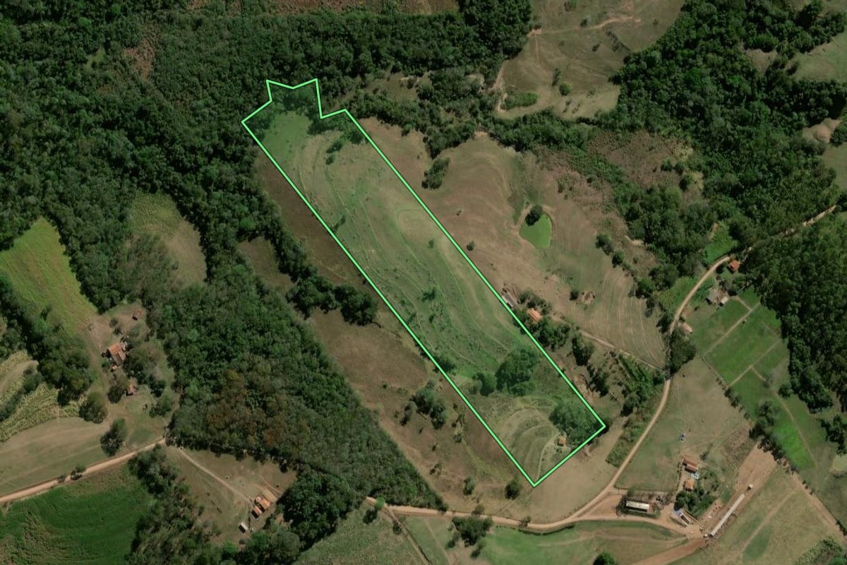 Imagem de satélite do imóvel rural em Corumbataí (SP), com o contorno declarado no CAR desenhado por cima.