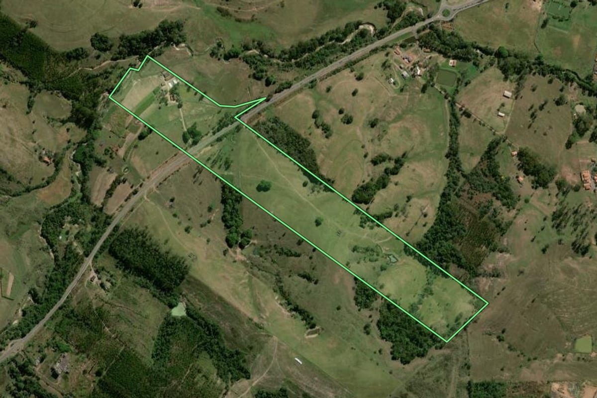 Imagem de satélite do imóvel rural em Corumbataí (SP), com o contorno declarado no CAR desenhado por cima.