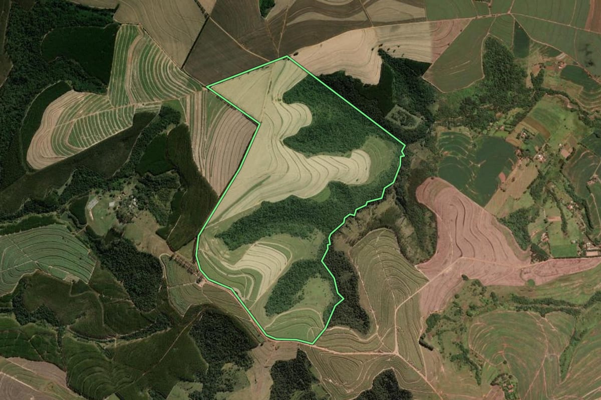 Imagem de satélite do imóvel rural em Corumbataí (SP), com o contorno declarado no CAR desenhado por cima.