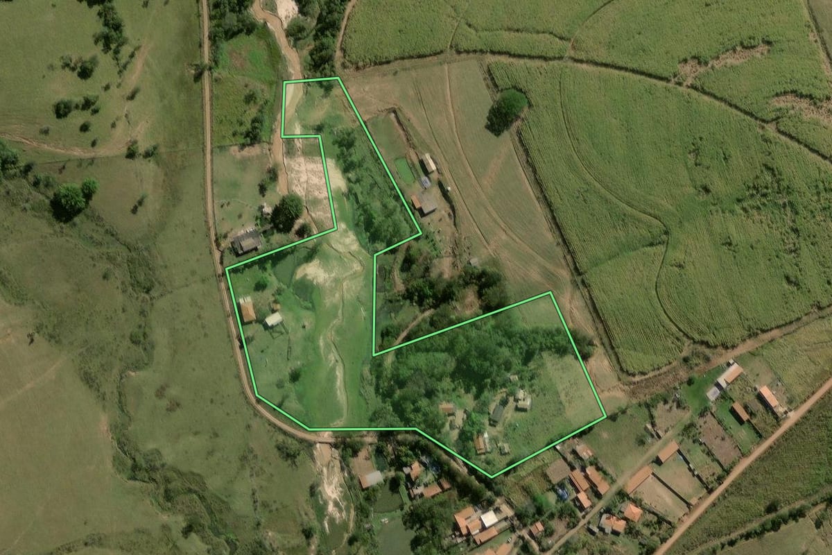 Imagem de satélite do imóvel rural em Corumbataí (SP), com o contorno declarado no CAR desenhado por cima.