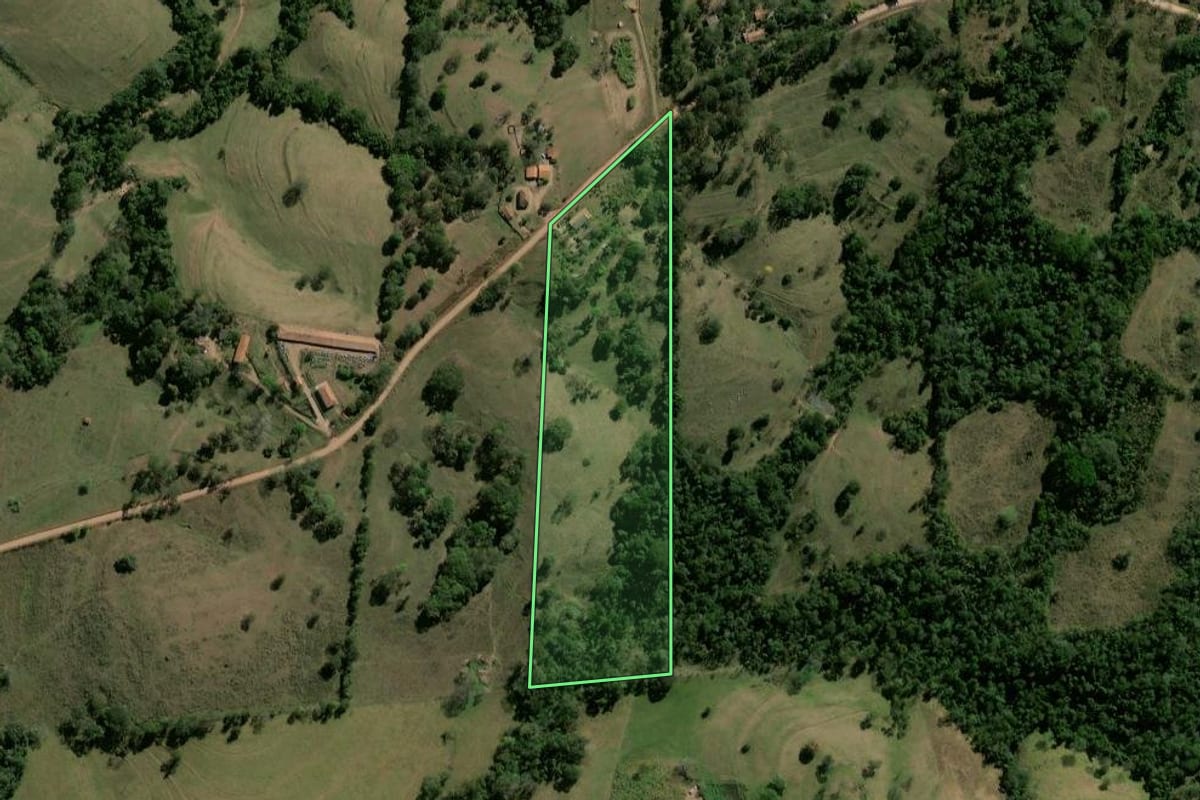 Imagem de satélite do imóvel rural em Corumbataí (SP), com o contorno declarado no CAR desenhado por cima.