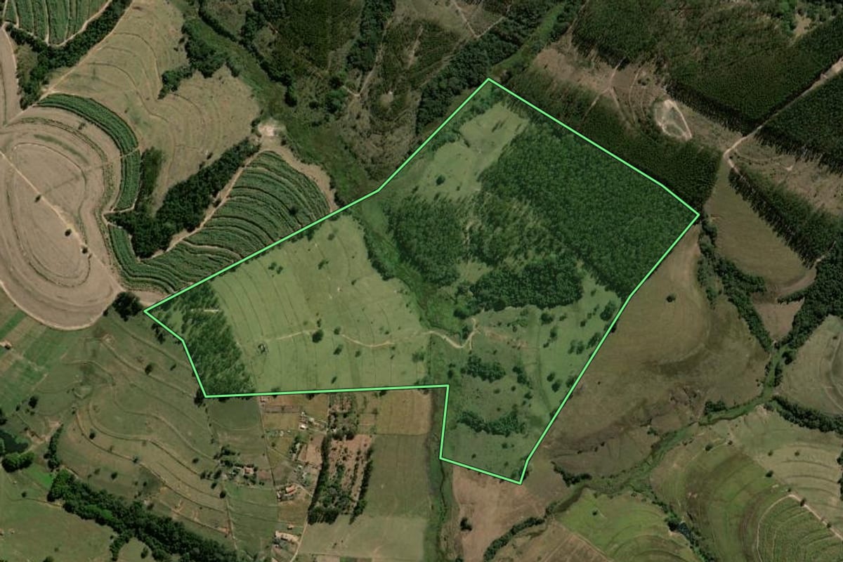 Imagem de satélite do imóvel rural em Corumbataí (SP), com o contorno declarado no CAR desenhado por cima.
