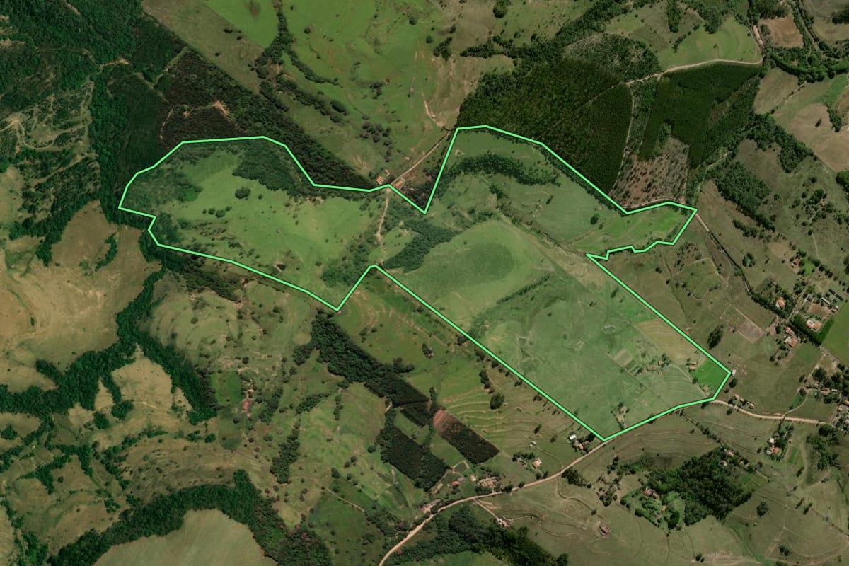 Imagem de satélite do imóvel rural em Corumbataí (SP), com o contorno declarado no CAR desenhado por cima.