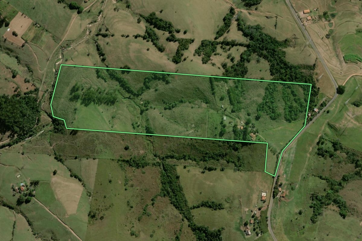 Imagem de satélite do imóvel rural em Corumbataí (SP), com o contorno declarado no CAR desenhado por cima.