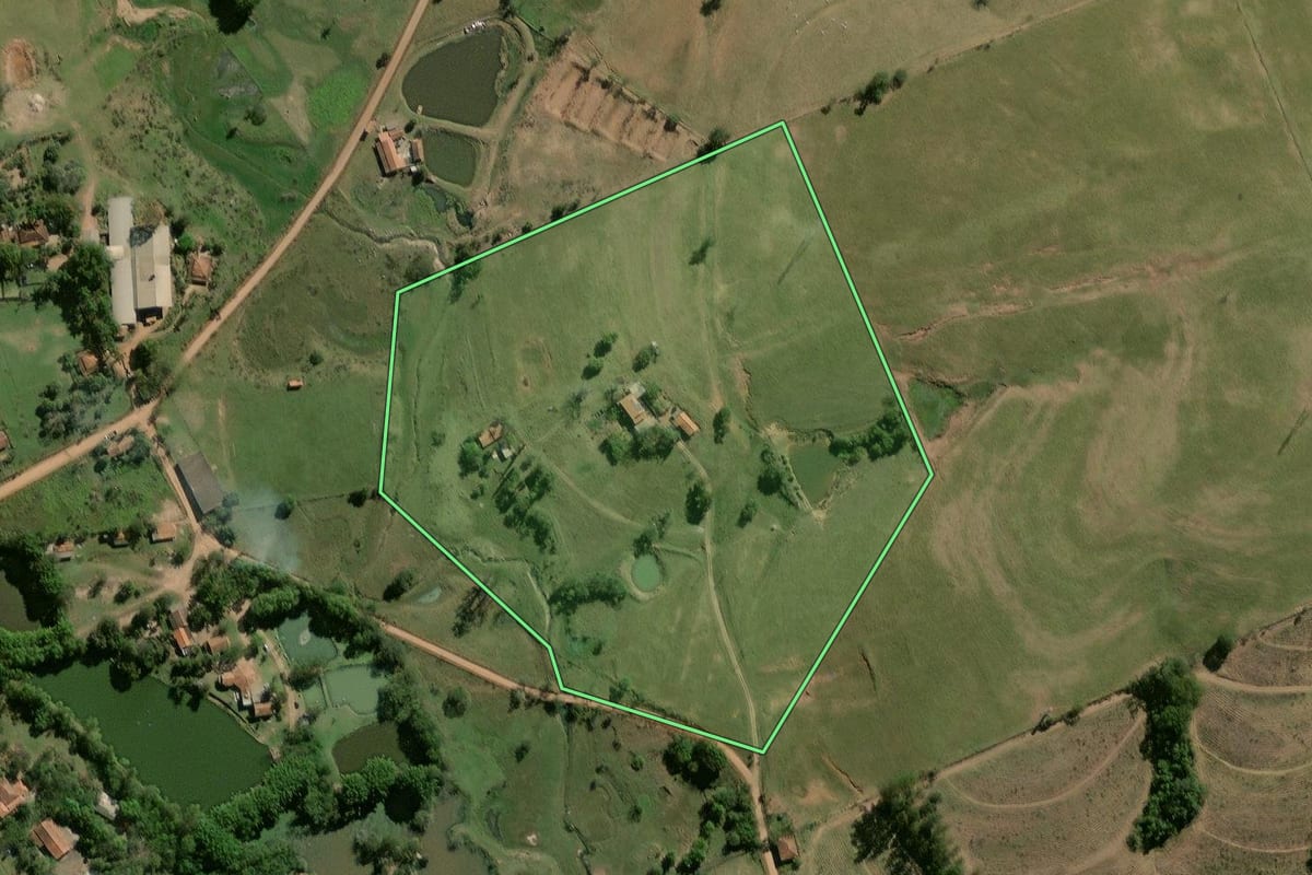 Imagem de satélite do imóvel rural em Corumbataí (SP), com o contorno declarado no CAR desenhado por cima.