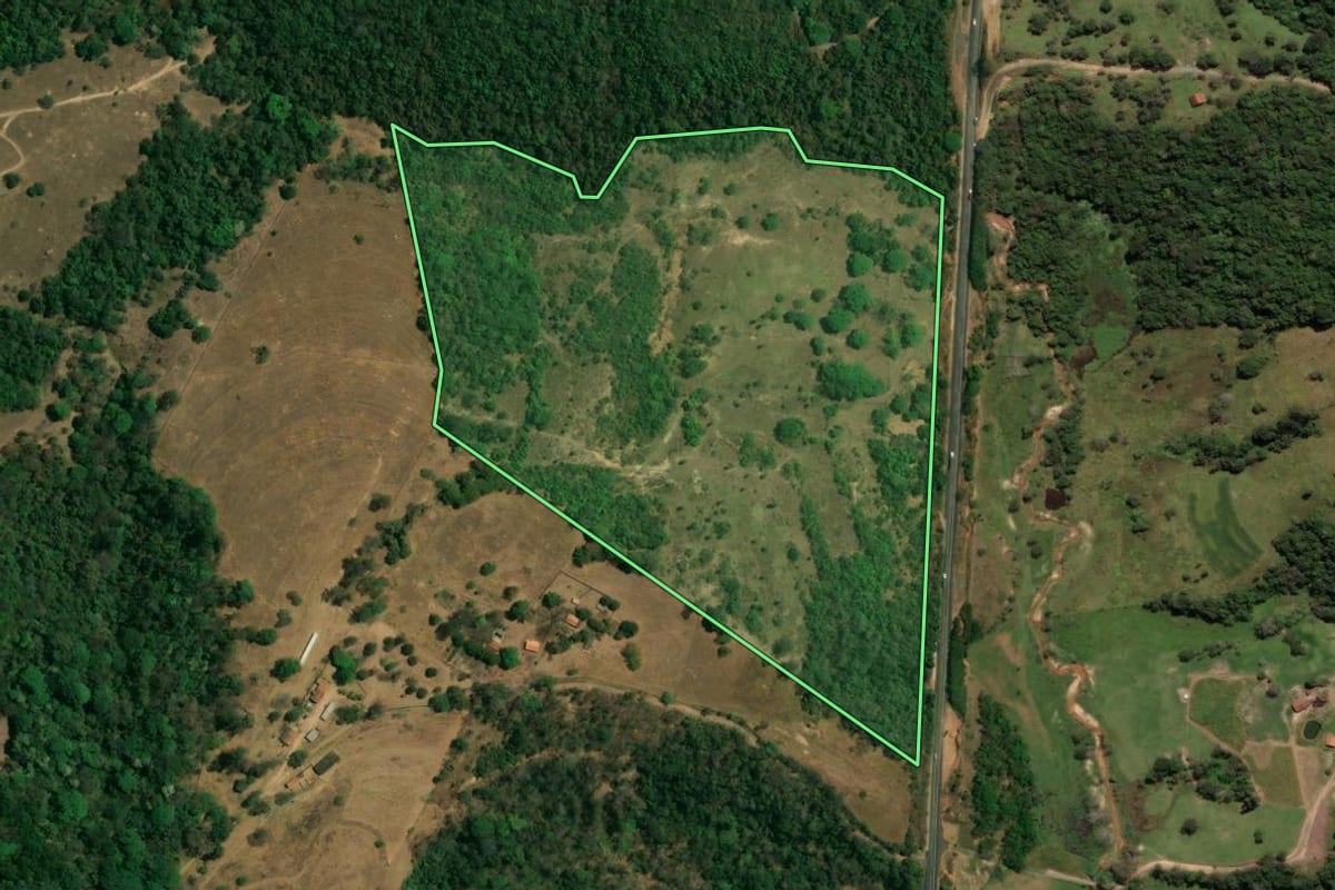 Imagem de satélite do imóvel rural em Corumbataí (SP), com o contorno declarado no CAR desenhado por cima.