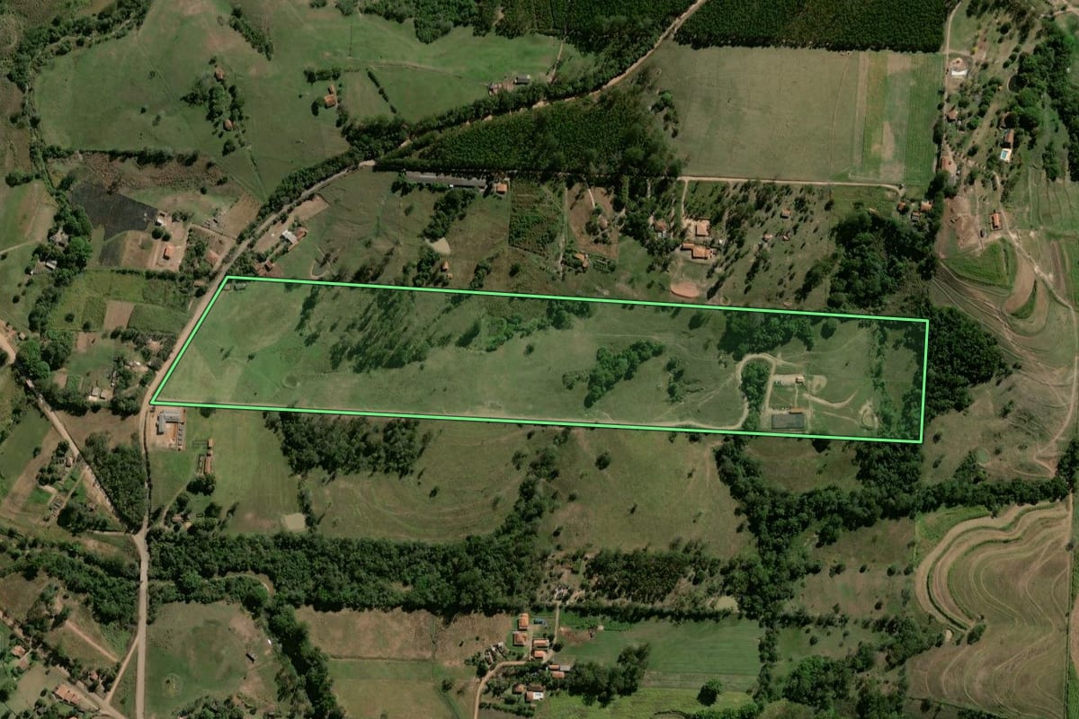 Imagem de satélite do imóvel rural em Corumbataí (SP), com o contorno declarado no CAR desenhado por cima.