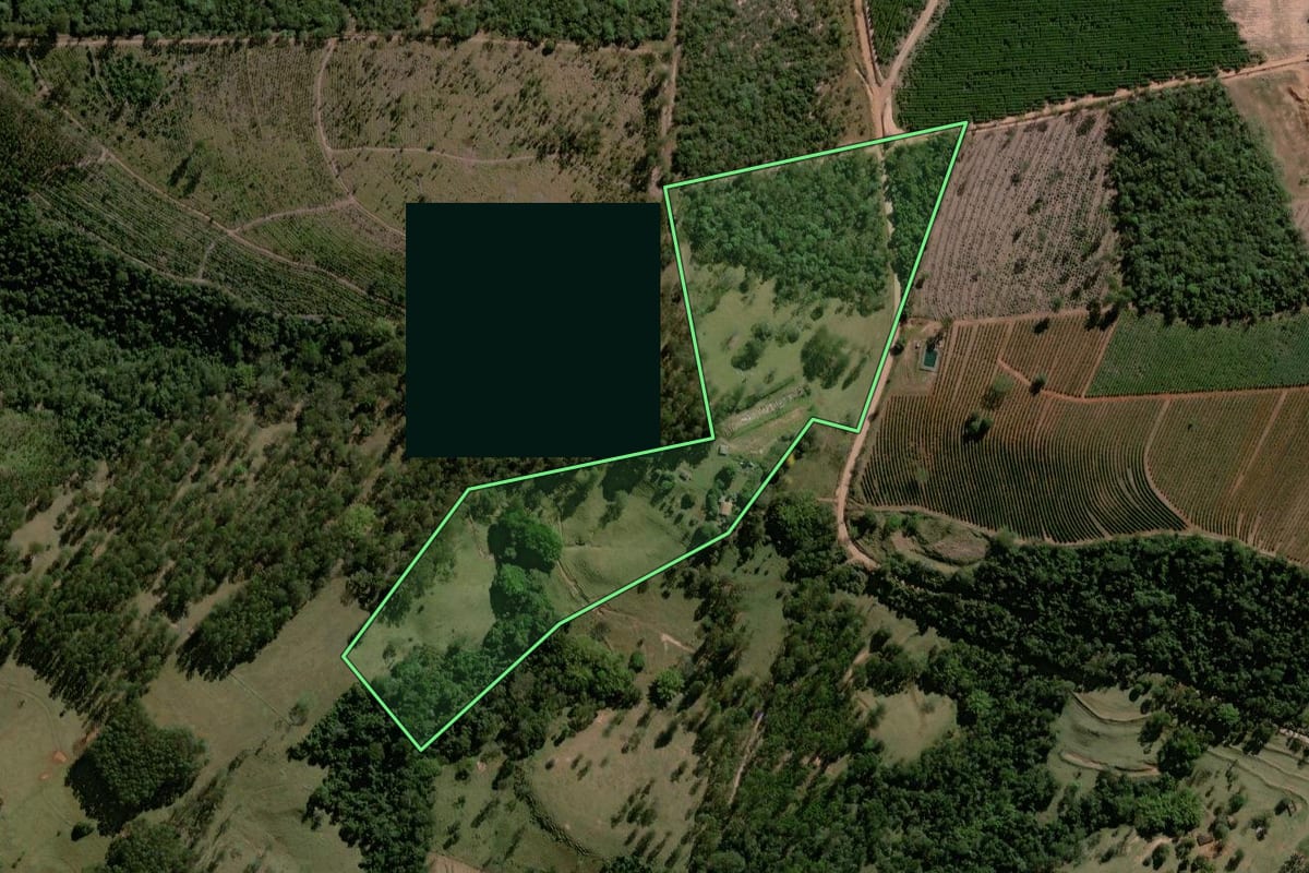 Imagem de satélite do imóvel rural em Corumbataí (SP), com o contorno declarado no CAR desenhado por cima.