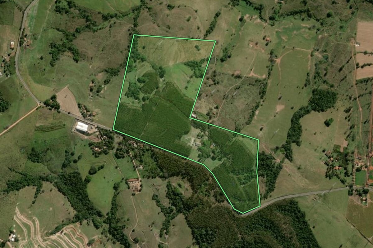 Imagem de satélite do imóvel rural em Corumbataí (SP), com o contorno declarado no CAR desenhado por cima.