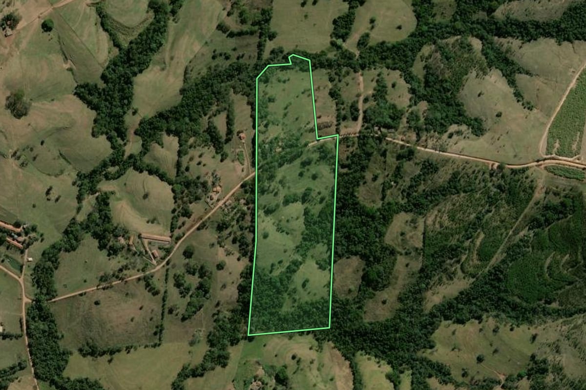 Imagem de satélite do imóvel rural em Corumbataí (SP), com o contorno declarado no CAR desenhado por cima.