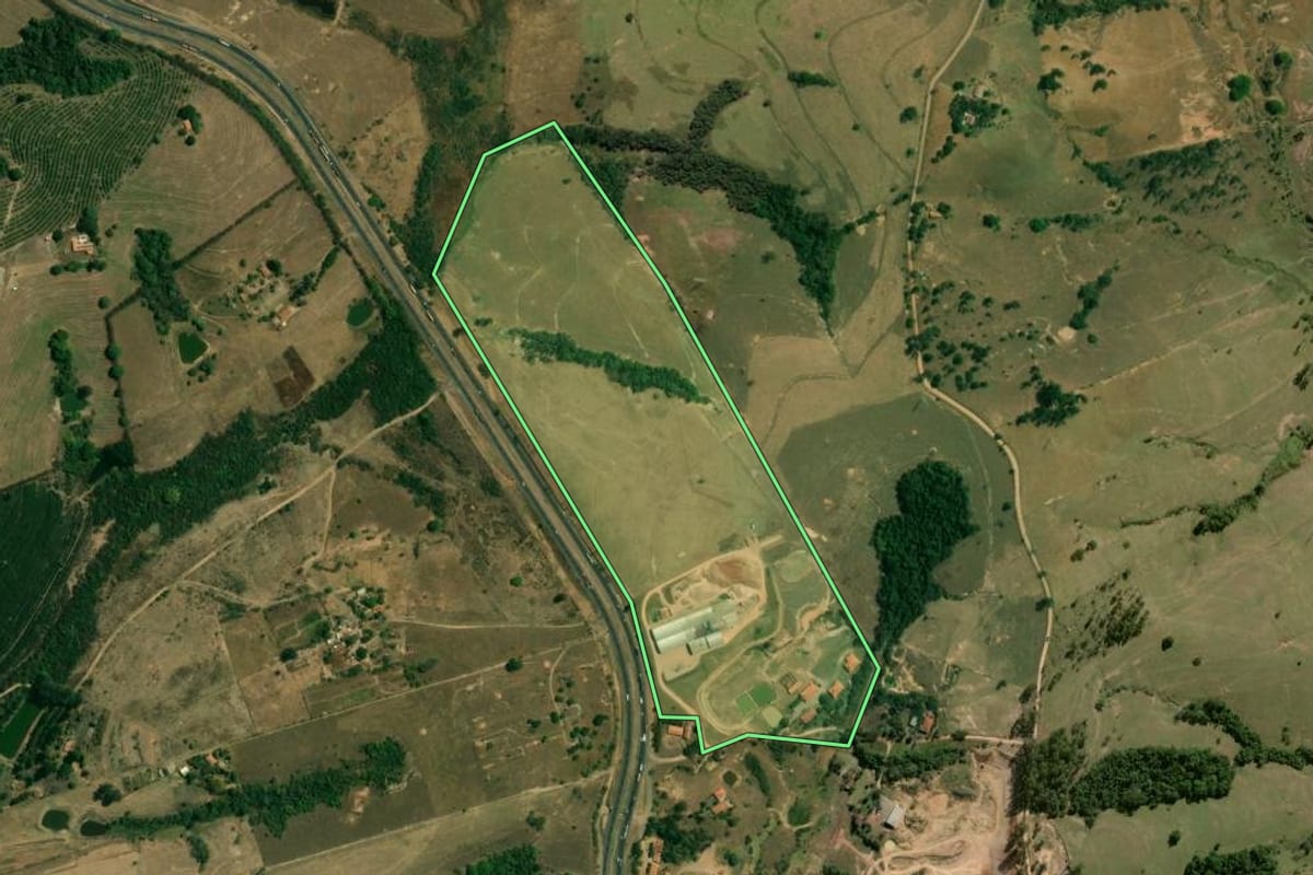 Imagem de satélite do imóvel rural em Corumbataí (SP), com o contorno declarado no CAR desenhado por cima.