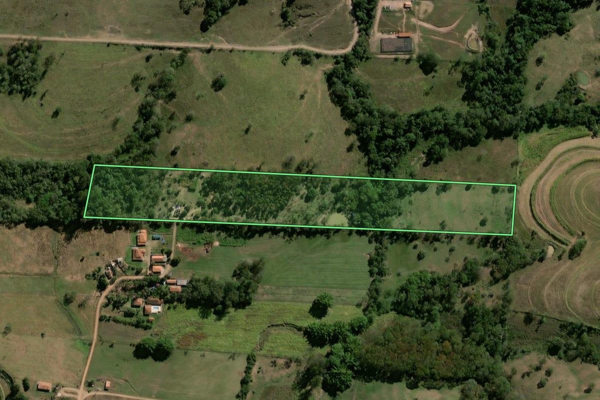 Imagem de satélite do imóvel rural em Corumbataí (SP), com o contorno declarado no CAR desenhado por cima.