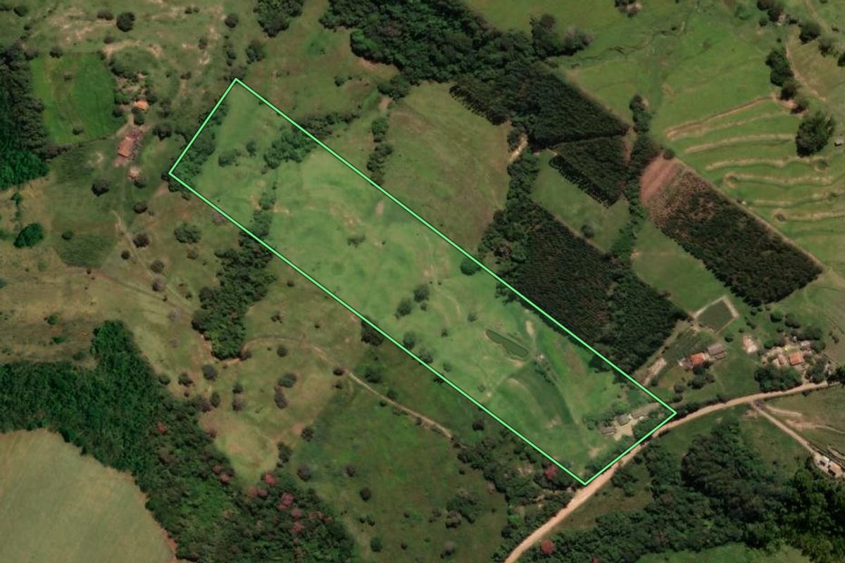 Imagem de satélite do imóvel rural em Corumbataí (SP), com o contorno declarado no CAR desenhado por cima.