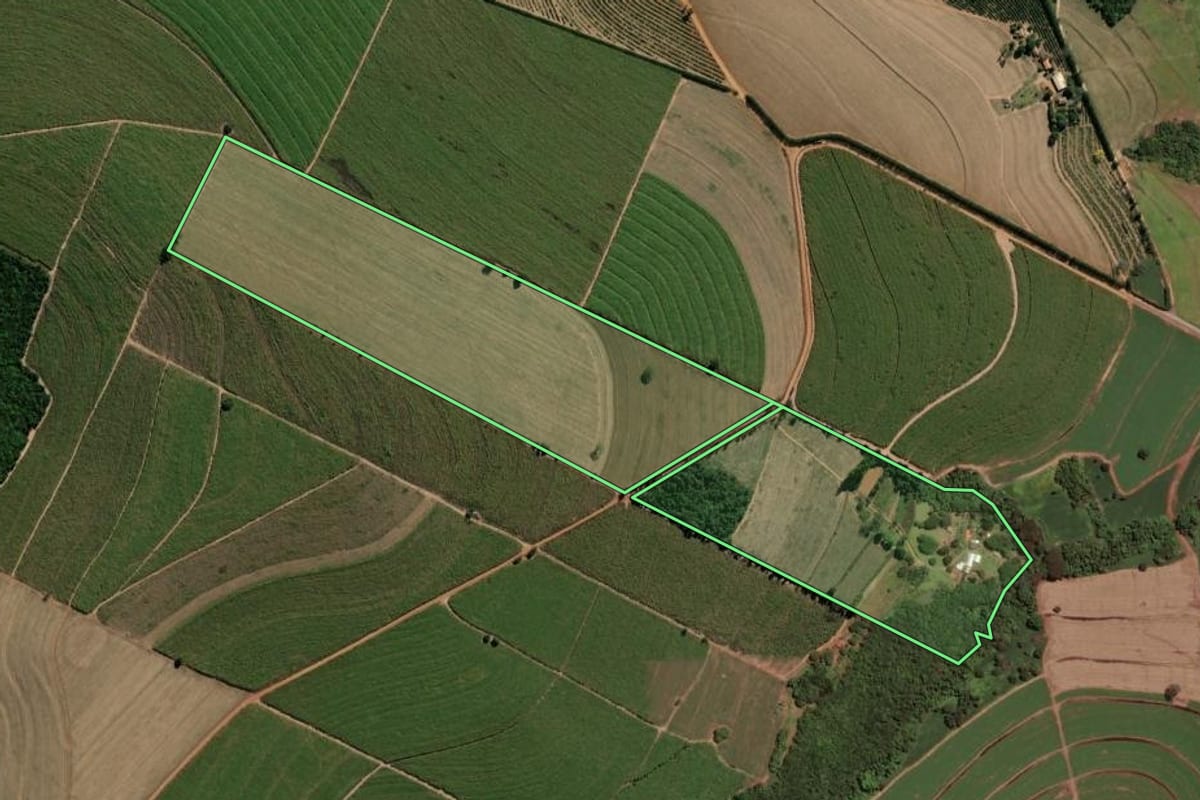 Imagem de satélite do imóvel rural em Corumbataí (SP), com o contorno declarado no CAR desenhado por cima.