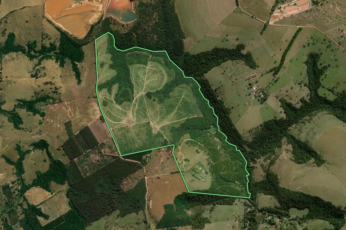 Imagem de satélite do imóvel rural em Corumbataí (SP), com o contorno declarado no CAR desenhado por cima.