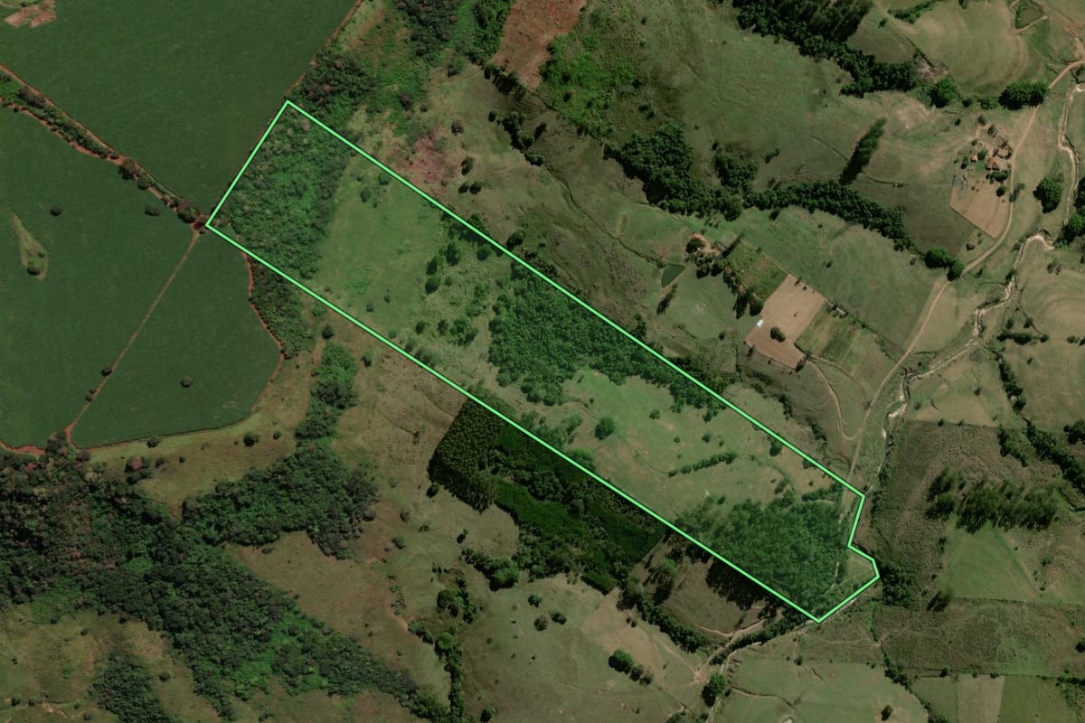 Imagem de satélite do imóvel rural em Corumbataí (SP), com o contorno declarado no CAR desenhado por cima.