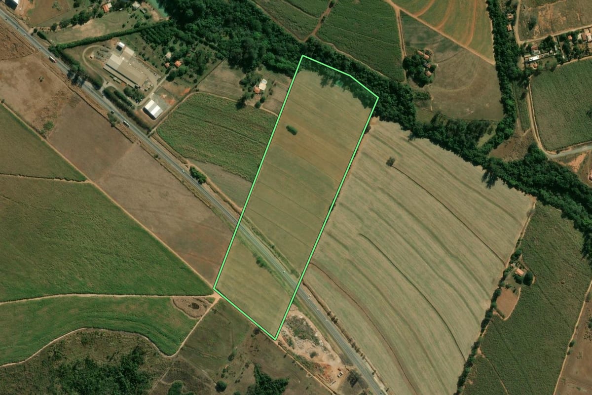 Imagem de satélite do imóvel rural em Cosmópolis (SP), com o contorno declarado no CAR desenhado por cima.