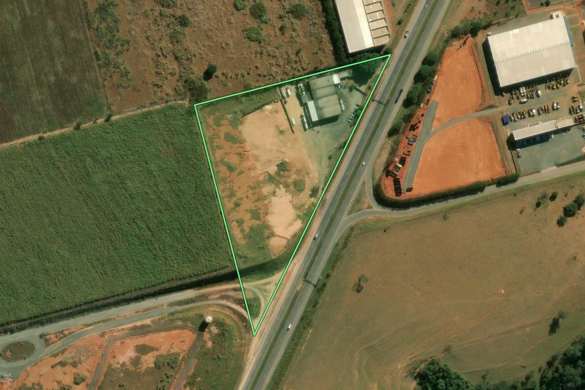 Imagem de satélite do imóvel rural em Cosmópolis (SP), com o contorno declarado no CAR desenhado por cima.
