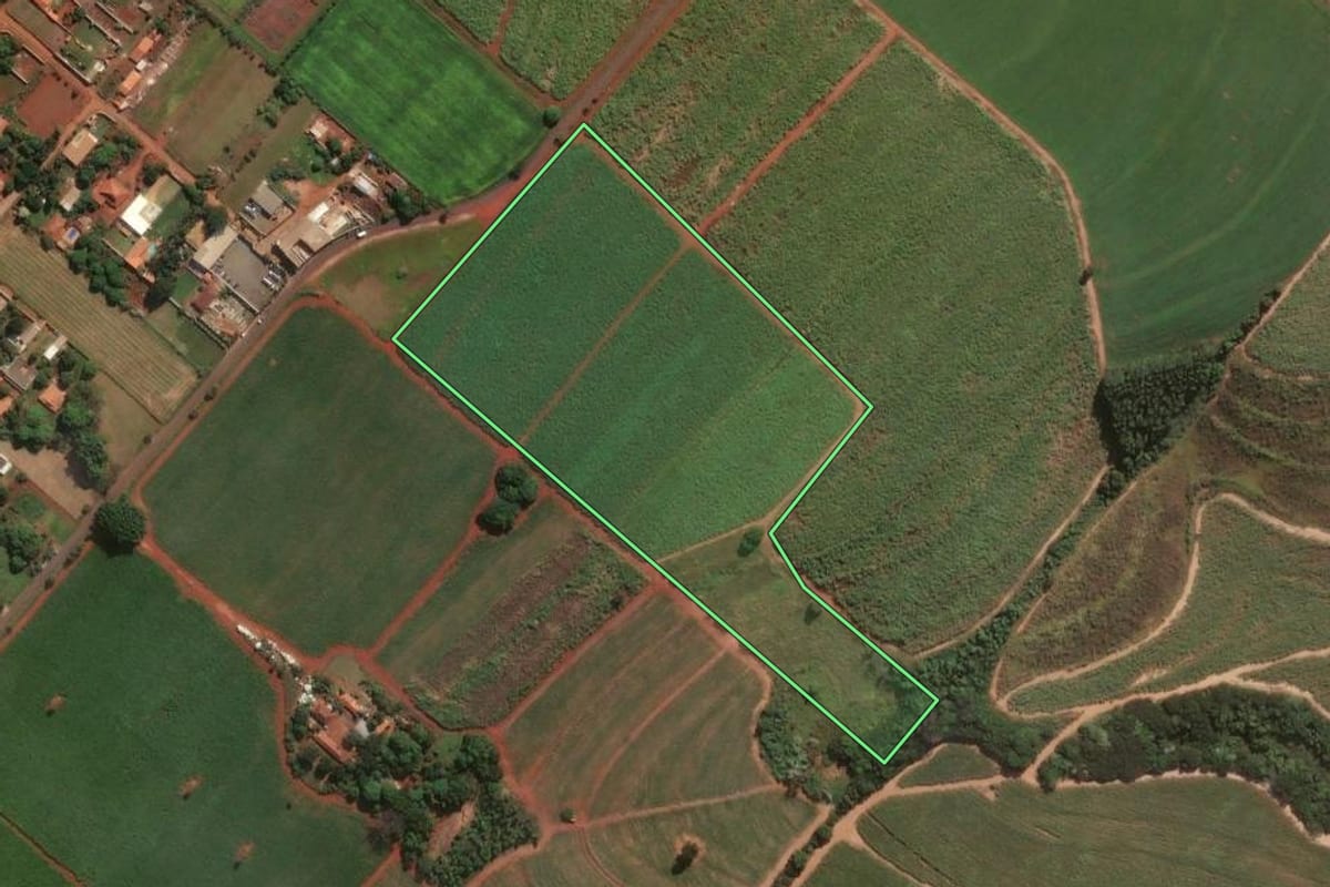 Imagem de satélite do imóvel rural em Cosmópolis (SP), com o contorno declarado no CAR desenhado por cima.