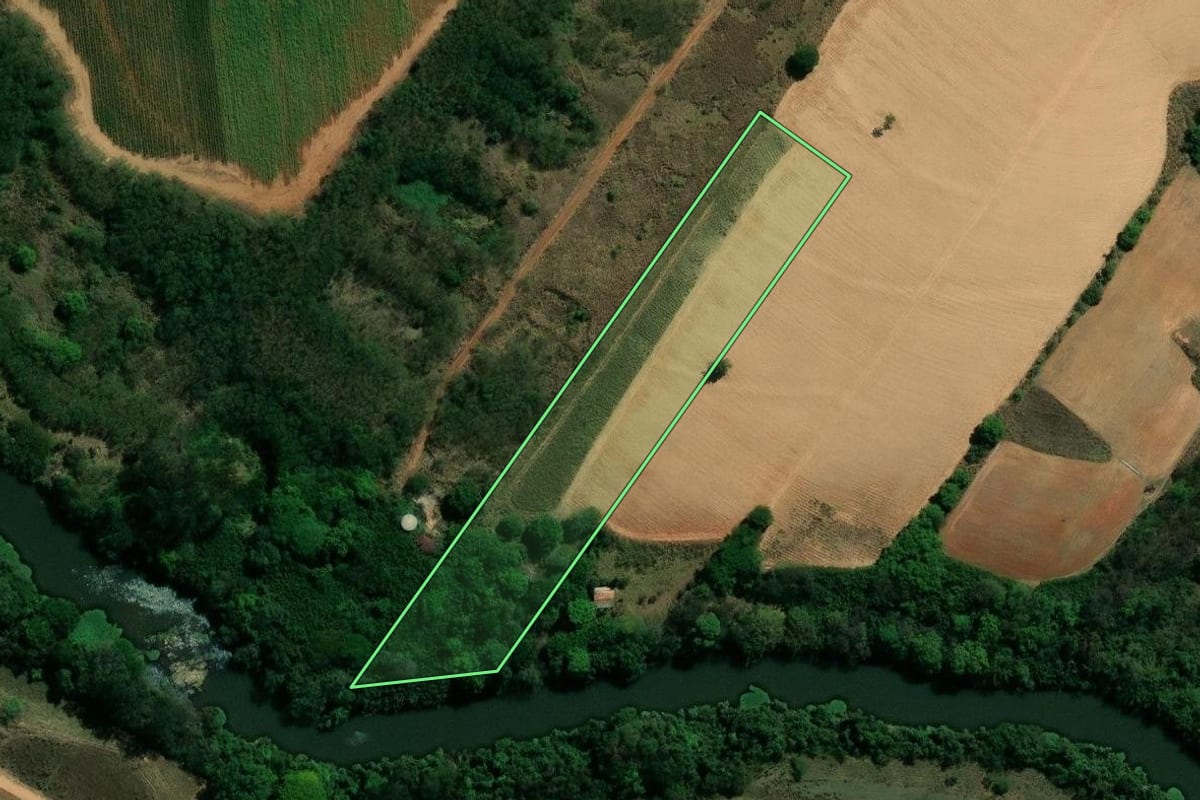 Imagem de satélite do imóvel rural em Cosmópolis (SP), com o contorno declarado no CAR desenhado por cima.