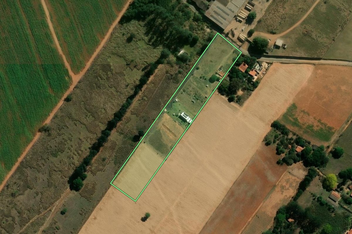 Imagem de satélite do imóvel rural em Cosmópolis (SP), com o contorno declarado no CAR desenhado por cima.